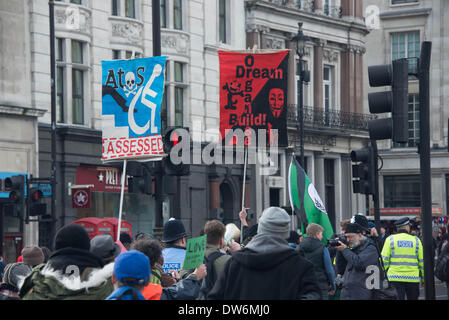 London, UK. 1. März 2014.  Hunderte protestieren gegen die weltweite staatliche Korruption als sie Montage auf dem Trafalgar Square in London. Foto: siehe Li/Alamy Live News Stockfoto