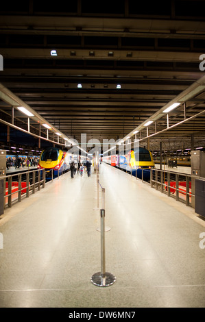 Die Züge warten auf Abfahrt vom Bahnhof St. Pancras, London. Stockfoto