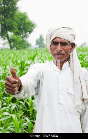 1 indische Bauern stehen und zeigt Daumen Stockfoto