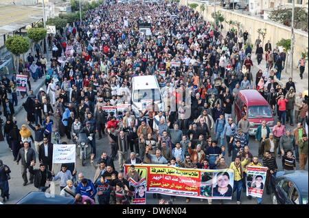 Alexandria, Ägypten. 1. März 2014. Menschen besuchen die Beerdigung von Abdel Rahman Mosadaa, Demonstrant und Unterstützer für Ägypten islamistische Präsident Mohamed Morsi, verdrängt ist, war in der Freitag-Zusammenstoß zwischen Pro-Mursi Demonstranten und der Polizei in Alexandria, Ägypten, auf March.1, 2014 getötet. (Xinhua/Asmaa Abdelatif) Stockfoto