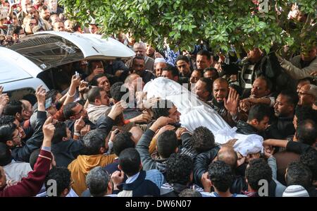 Alexandria, Ägypten. 1. März 2014. Menschen besuchen die Beerdigung von Abdel Rahman Mosadaa, Demonstrant und Unterstützer für Ägypten islamistische Präsident Mohamed Morsi, verdrängt ist, war in der Freitag-Zusammenstoß zwischen Pro-Mursi Demonstranten und der Polizei in Alexandria, Ägypten, auf March.1, 2014 getötet. (Xinhua/Asmaa Abdelatif) Stockfoto