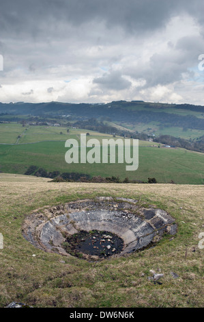 Kleinen Teich Tau auf einem Hügel in Derbyshire ausgetrocknet Stockfoto