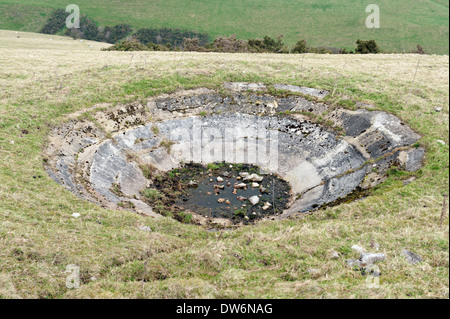 Kleinen Teich Tau auf einem Hügel in Derbyshire ausgetrocknet Stockfoto