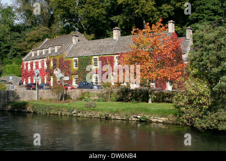 Herbstfärbung Swan Hotel und Fluss Coln Bibury Gloucestershire Stockfoto