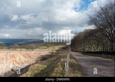 Hohen Rake und Straße zum tiefen Rake Tagebau Steinbruch Bereich für Mineralien am Longstone Rand in Derbyshire Stockfoto