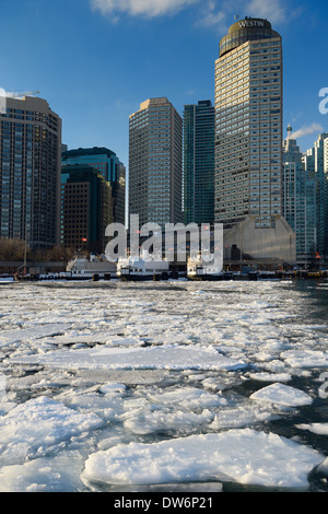 Im Winter Eis auf gefrorenen See Ontario unterwegs Wards Island Ferry Toronto Kanada gebrochen Stockfoto
