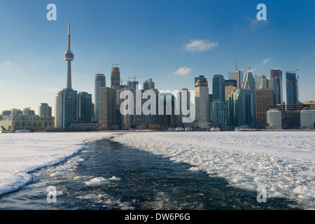 Toronto City Skyline mit Eis brechen weg von Stationen Island Fähre auf dem zugefrorenen See Ontario Stockfoto