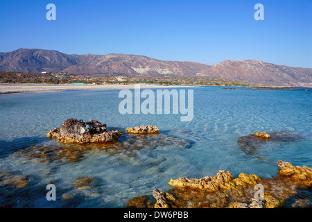 Kleine Felsen am Rande des Elafonisos Beach - einer der die fabelhafte in Europa - zu Tage tretenden in Süd-West Kreta, Griechenland Stockfoto