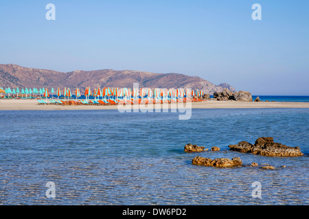 Elafonisos Strand mit Sonnenschirme und Liegestühle an der Südwestküste von Kreta, Griechenland. Stockfoto