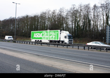 Ein Sattelschlepper und andere Verkehrsmittel reisen entlang der A12-Straße in Essex, England. Stockfoto