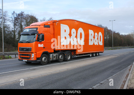 Ein Sattelschlepper Reisen entlang der A12-Straße in Essex, England Stockfoto