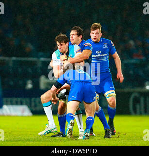 Dublin, Irland. 1. März 2014.  Peter Murchie (Glasgow) von Eoin Reddan (Leinster) und Mike McCarthy (Leinster) während des RaboDirect PRO12-Spiels zwischen Leinster und Glasgow Warriors aus der RDS Arena in Angriff genommen wird. Bildnachweis: Action Plus Sport Bilder/Alamy Live News Stockfoto