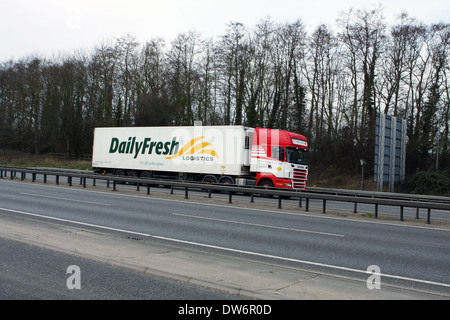 Ein Sattelschlepper Reisen entlang der A12-Straße in Essex, England Stockfoto