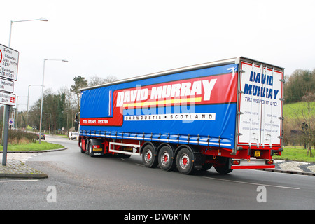 Ein Sattelschlepper Reisen rund um einen Kreisverkehr in Coulsdon, Surrey, England. Stockfoto