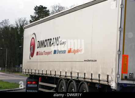 Ein Sattelschlepper Reisen rund um einen Kreisverkehr in Coulsdon, Surrey, England. Stockfoto