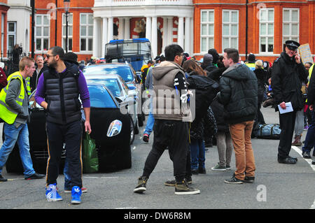 London, UK. 1. März 2014. Ein Ferrari Supersportwagen, der in einem schwarzen Wildleder Stoff als Farbe fällt zog Massen von Zuschauern im Londoner Knightsbridge. Bildnachweis: Graham Mitchell/Alamy Live News Stockfoto