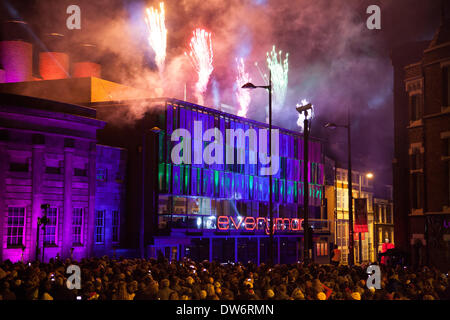 Liverpool, Vereinigtes Königreich. 1. März 2014. Licht-Shows und Feuerwerk anlässlich der Wiedereröffnung der historischen Everyman Theatre von Liverpool. Bildnachweis: Adam Vaughan/Alamy Live-Nachrichten Stockfoto