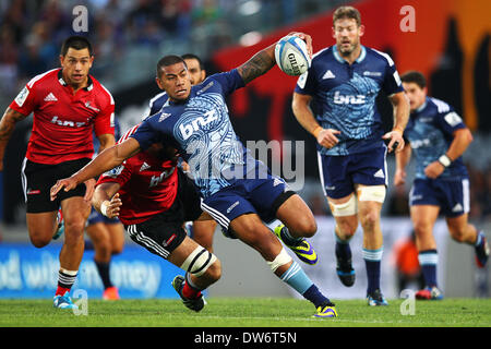 Auckland, Neuseeland. 28. Februar 2014. Charles Piutau des Blues in Aktion. Super Rugby-Rugby-Union-match, Blues gegen Kreuzfahrer im Eden Park, Auckland, Neuseeland. Freitag, 28. Februar 2014. Bildnachweis: Aktion Plus Sport/Alamy Live-Nachrichten Stockfoto