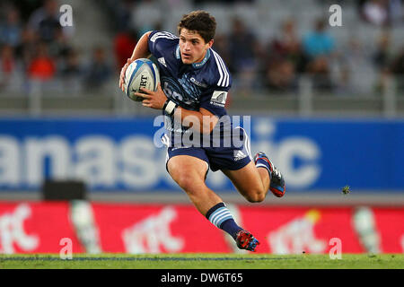 Auckland, Neuseeland. 28. Februar 2014. Simon Hickey des Blues in Aktion. Super Rugby-Rugby-Union-match, Blues gegen Kreuzfahrer im Eden Park, Auckland, Neuseeland. Freitag, 28. Februar 2014. Bildnachweis: Aktion Plus Sport/Alamy Live-Nachrichten Stockfoto