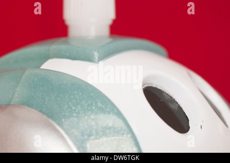 Nahaufnahme von einem Kunststoff Wind Roboter Spielzeug auf rotem Grund Stockfoto