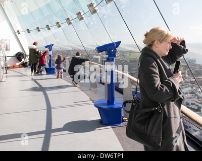 Touristen genießen die Aussicht von der Aussichtsplattform des Spinnaker Tower, portsmouth Stockfoto