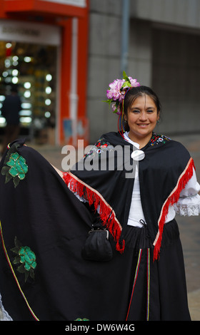 Eine kolumbianische Frau tragen traditionelle Kleidung, Bogota, Kolumbien Stockfoto