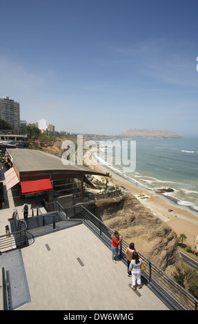 Das Einkaufszentrum Larcomar im Stadtteil Miraflores in Lima, Peru Stockfoto