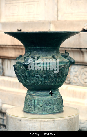 Bronze antiken Container im Beihai-Park in Peking. Stockfoto