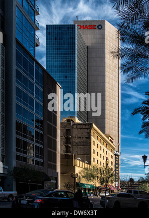 Ein späten Nachmittag vertikales Bild der Gebäude der Innenstadt von Phoenix.the Chase Bank Zentrale Ave ist im Hintergrund Stockfoto