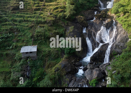 Wasserkraftwerk neben einem Wasserfall in der Manaslu Region Nepals. Stockfoto