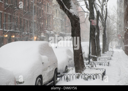 Parkende Autos bedeckt mit Schnee in New York City nach starkem Schneefall Stockfoto