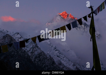 Sonnenaufgang auf der Ganesh Himal Bereich oberhalb der Gumba Lungdang Nonnenkloster, Nepal. Stockfoto