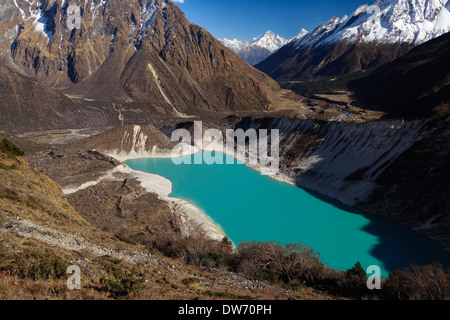 Birendra See und das Dorf Sama im Budhi Gandaki Tal, Nepal. Stockfoto