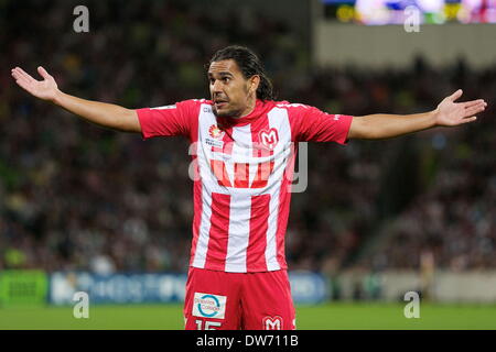 Melbourne, Australien. 1. März 2014. DAVID WILLIAMS (15) nach vorne Saison von der Melbourne Herz reagiert auf die Schiedsrichter-Entscheidung in 21 Vorrundenspiel zwischen Melbourne Victory und Melbourne Heart während der australischen Hyundai A-League 2013/2014 bei AAMI Park, Melbourne, Australien. (Kredit-Bild: © Tom Griffiths/ZUMA Wire/ZUMAPRESS.com) Stockfoto