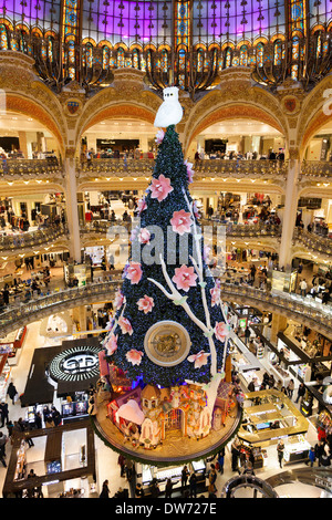 Weihnachtsbaum und Dekoration im Kaufhaus Galeries Lafayette, Paris, Frankreich Stockfoto