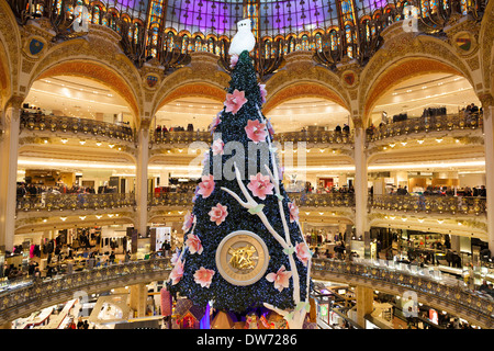 Weihnachtsbaum und Dekoration im Kaufhaus Galeries Lafayette, Paris, Frankreich Stockfoto