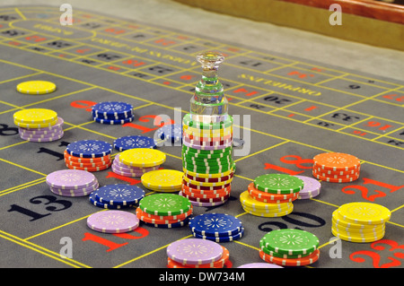 Bild eines Casino Roulette grauen Layouts voll mit Chips und Dolly über die Gewinnzahl Stockfoto