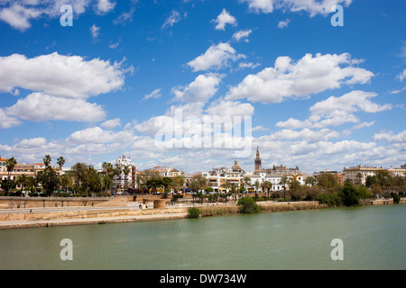 Stadtbild von Sevilla am Guadalquivir Fluss in Spanien, Andalusien. Stockfoto