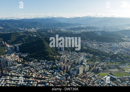 Vogelperspektive von Taipeh, Taiwan zwischen Hügeln bei Tageslicht Stockfoto