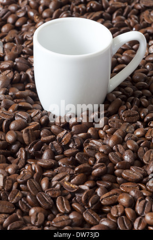 Espressotasse ist umgeben von vielen Kaffeebohnen Stockfoto