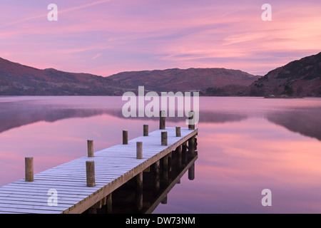 Frostigen Holzsteg auf Ullswater bei Dämmerung, Lake District, Cumbria, England. Winter (November) 2013. Stockfoto