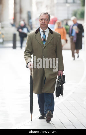 London, UK. 2. März 2014. Die UKIP Führer Nigel Farage kommt im BBC Television Centre vor Teilnahme an Andrew Marr Show am Sonntag, 2. März 2014. Bildnachweis: Heloise/Alamy Live-Nachrichten Stockfoto