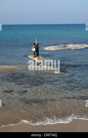 Zwei Männer Angeln in Caesarea Maritima Mittelmeer Stockfoto