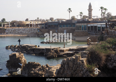 Ein Mann Angeln in Caesarea Maritima Mittelmeer Stockfoto