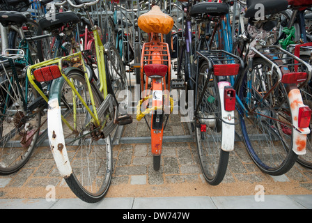 Fahrräder eingesperrt vor dem Bahnhof Delft in den Niederlanden. Stockfoto