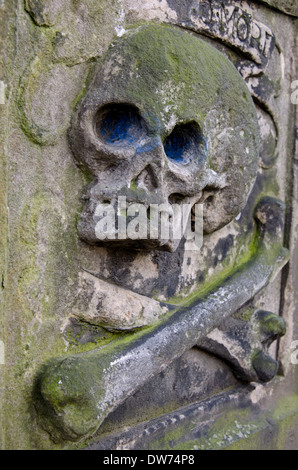 Geschnitzte Totenkopf an der Wand eines Grabes in Greyfriars Kirkyard in Edinburgh. Stockfoto