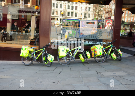 St Johns Ambulance Fahrräder außerhalb Costa Coffee, Nottingham, UK. Stockfoto