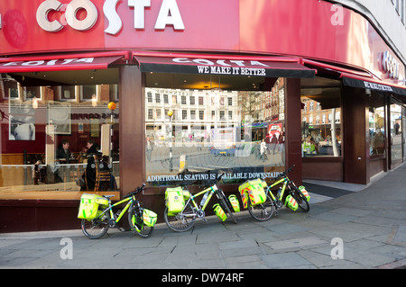 St Johns Ambulance Fahrräder außerhalb Costa Coffee, Nottingham, UK. Stockfoto