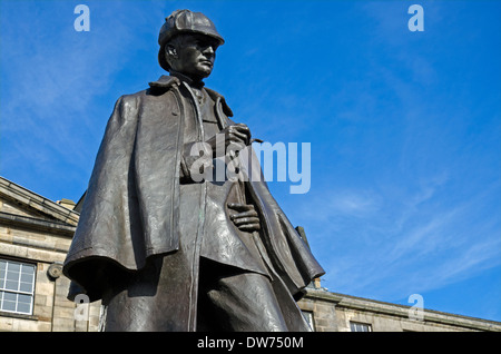 Statue von Sherlock Holmes in Picardie in Edinburgh, das Geburtshaus von seinem Schöpfer Sir Arthur Conan Doyle Straße statt. Stockfoto