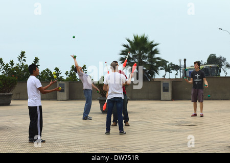 Fünf junge Männer Jonglieren mit Bällen und Clubs am Larcomar im Stadtteil Miraflores in Lima, Peru Stockfoto
